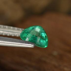 0.48カラットの天然Cool Green エメラルド（5.4×4.2 mm・オーバルカット）
