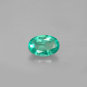 0.43カラットの天然グリーンエメラルド（6.1×4.2 mm・オーバルカット）