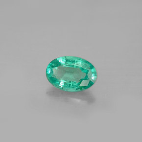 0.43カラットの天然グリーンエメラルド（6.1×4.2 mm・オーバルカット）