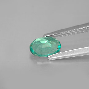 0.43カラットの天然グリーンエメラルド（6.1×4.2 mm・オーバルカット）