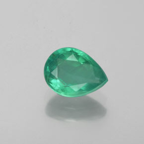 0.79カラットの天然グリーンエメラルド（7.2×5.4 mm・洋梨の形）