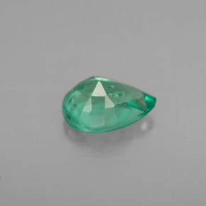 0.91カラットの天然グリーンエメラルド（7.6×5.8 mm・洋梨の形）
