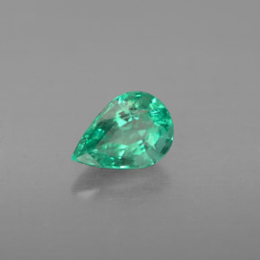 0.40カラットの天然グリーンエメラルド（6×4.2 mm・洋梨の形）