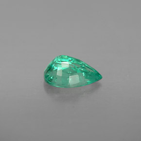0.40カラットの天然グリーンエメラルド（6×4.2 mm・洋梨の形）