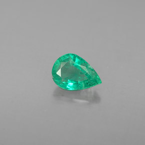 0.41カラットの天然グリーンエメラルド（5.9×4.2 mm・洋梨の形）