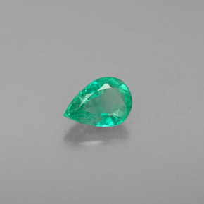 0.41カラットの天然グリーンエメラルド（5.9×4.2 mm・洋梨の形）