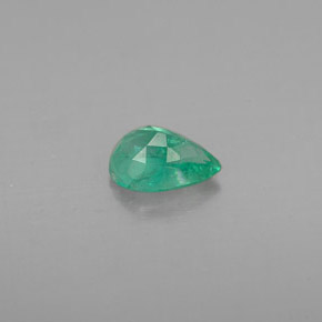 0.41カラットの天然グリーンエメラルド（5.9×4.2 mm・洋梨の形）