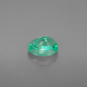 1.20カラットの天然グリーンエメラルド（7.4×5.5 mm・オーバルカット）