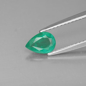 0.49カラットの天然グリーンエメラルド（6.7×4.7 mm・洋梨の形）