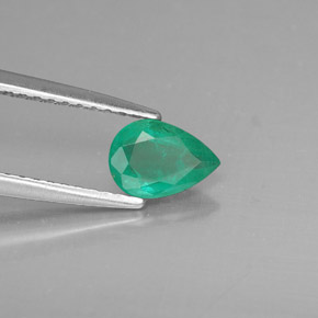 0.49カラットの天然グリーンエメラルド（6.7×4.7 mm・洋梨の形）
