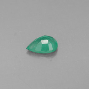 0.49カラットの天然グリーンエメラルド（6.7×4.7 mm・洋梨の形）