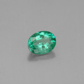 0.51カラットの天然グリーンエメラルド（5.7×4.5 mm・オーバルカット）