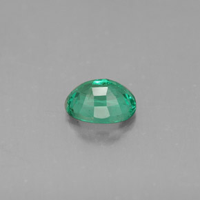 0.51カラットの天然グリーンエメラルド（5.7×4.5 mm・オーバルカット）