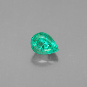 0.40カラットの天然グリーンエメラルド（5.4×4.1 mm・洋梨の形）