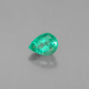 0.40カラットの天然グリーンエメラルド（5.4×4.1 mm・洋梨の形）