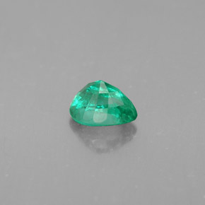 0.40カラットの天然グリーンエメラルド（5.4×4.1 mm・洋梨の形）