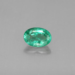 0.49カラットの天然グリーンエメラルド（6×4.2 mm・オーバルカット）