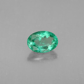 0.49カラットの天然グリーンエメラルド（6×4.2 mm・オーバルカット）