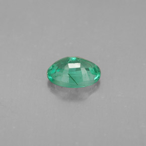 0.49カラットの天然グリーンエメラルド（6×4.2 mm・オーバルカット）