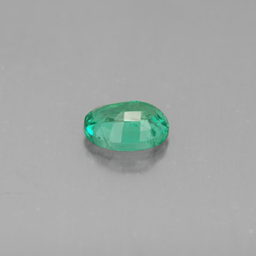 0.64カラットの天然グリーンエメラルド（6.3×5 mm・オーバルカット）