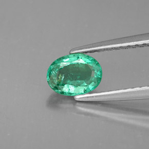 0.55カラットの天然グリーンエメラルド（6.1×4.6 mm・オーバルカット）