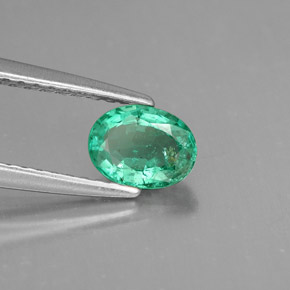 0.55カラットの天然グリーンエメラルド（6.1×4.6 mm・オーバルカット）