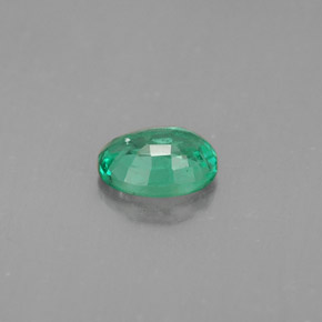 0.55カラットの天然グリーンエメラルド（6.1×4.6 mm・オーバルカット）