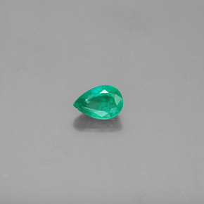 0.43カラットの天然グリーンエメラルド（5.7×3.9 mm・洋梨の形）