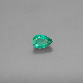 0.43カラットの天然グリーンエメラルド（5.7×3.9 mm・洋梨の形）