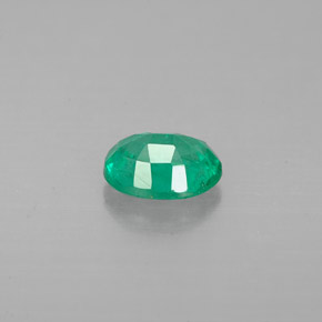 0.56カラットの天然グリーンエメラルド（6×5.1 mm・オーバルカット）