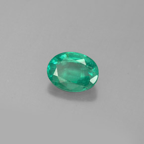 0.60カラットの天然グリーンエメラルド（6.2×4.7 mm・オーバルカット）