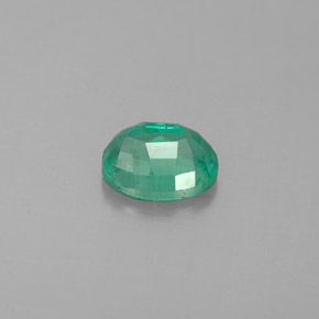 0.60カラットの天然グリーンエメラルド（6.2×4.7 mm・オーバルカット）