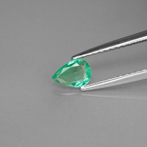0.31カラットの天然グリーンエメラルド（5.7×4.1 mm・洋梨の形）