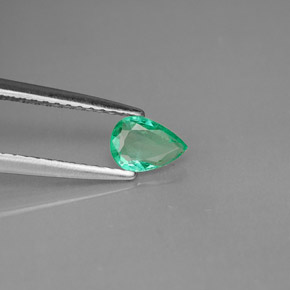 0.31カラットの天然グリーンエメラルド（5.7×4.1 mm・洋梨の形）
