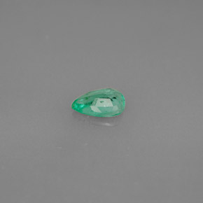 0.31カラットの天然グリーンエメラルド（5.7×4.1 mm・洋梨の形）