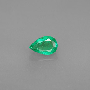 0.39カラットの天然グリーンエメラルド（6×4 mm・洋梨の形）