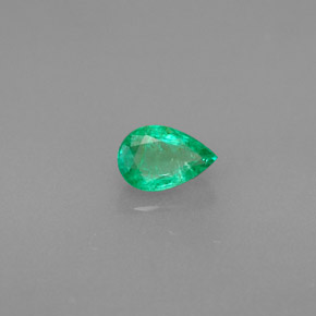 0.39カラットの天然グリーンエメラルド（6×4 mm・洋梨の形）