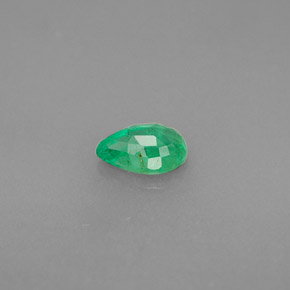 0.39カラットの天然グリーンエメラルド（6×4 mm・洋梨の形）
