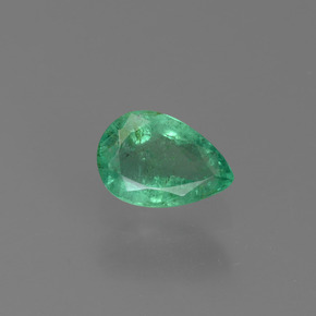 0.43カラットの天然グリーンエメラルド（6×4.1 mm・洋梨の形）