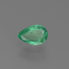 0.43カラットの天然グリーンエメラルド（6×4.1 mm・洋梨の形）