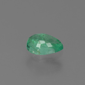 0.43カラットの天然グリーンエメラルド（6×4.1 mm・洋梨の形）