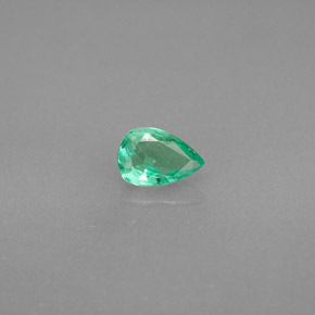 0.35カラットの天然グリーンエメラルド（5.9×4 mm・洋梨の形）