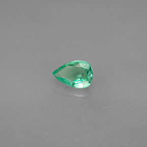 0.35カラットの天然グリーンエメラルド（5.9×4 mm・洋梨の形）