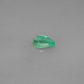 0.35カラットの天然グリーンエメラルド（5.9×4 mm・洋梨の形）