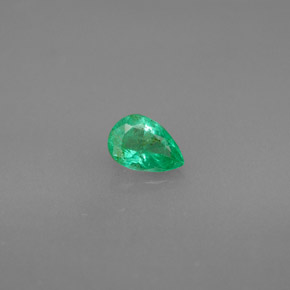0.35カラットの天然グリーンエメラルド（5.9×4 mm・洋梨の形）