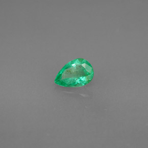 0.35カラットの天然グリーンエメラルド（5.9×4 mm・洋梨の形）
