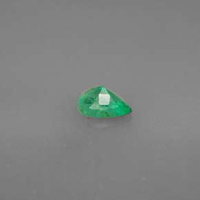 0.35カラットの天然グリーンエメラルド（5.9×4 mm・洋梨の形）