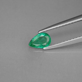 0.32カラットの天然グリーンエメラルド（6×4 mm・洋梨の形）