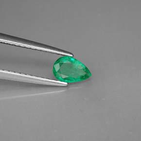 0.32カラットの天然グリーンエメラルド（6×4 mm・洋梨の形）
