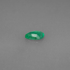 0.32カラットの天然グリーンエメラルド（6×4 mm・洋梨の形）